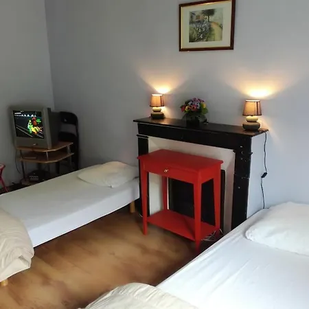 Au Sein Du Parc Des Volcans D'auvergne, Tous Commerces A Pied *