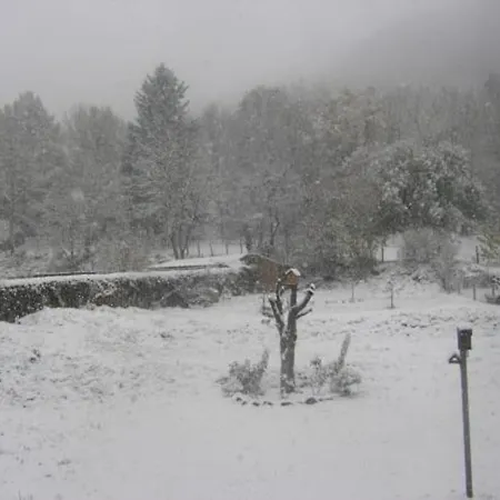 Au Sein Du Parc Des Volcans D'auvergne, Tous Commerces A Pied