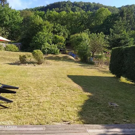 Au Sein Du Parc Des Volcans D'auvergne, Tous Commerces A Pied Дом отдыха Neussargues en Pinatelle