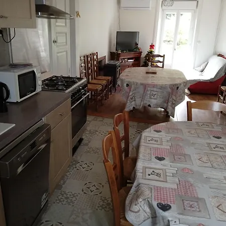 Holiday home Au Sein Du Parc Des Volcans D'auvergne, Tous Commerces A Pied *