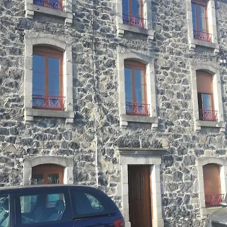 Au Sein Du Parc Des Volcans D'auvergne, Tous Commerces A Pied