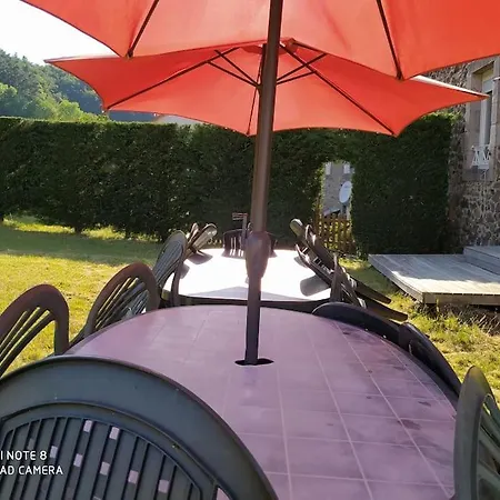 Au Sein Du Parc Des Volcans D'auvergne, Tous Commerces A Pied Neussargues en Pinatelle