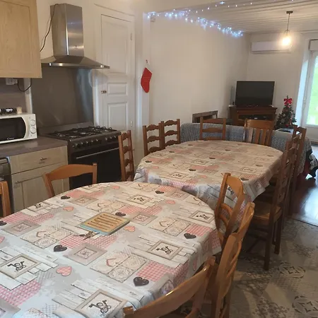 Au Sein Du Parc Des Volcans D'auvergne, Tous Commerces A Pied * Neussargues en Pinatelle